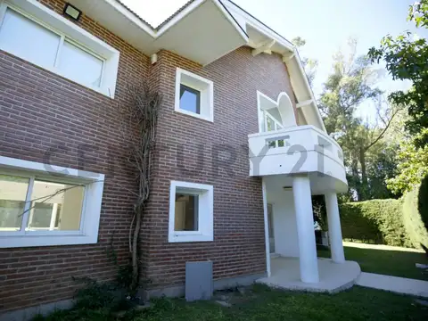 Casa en venta en Villa Elisa, 3 dormitorios, parque y pileta  suite con vestidor