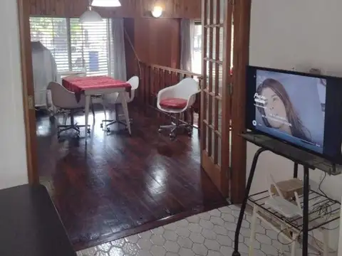 CASA EN VENTA EN CASTELAR SUR . TERRENO 800 MTS 2- QUINCHO-PILETA-