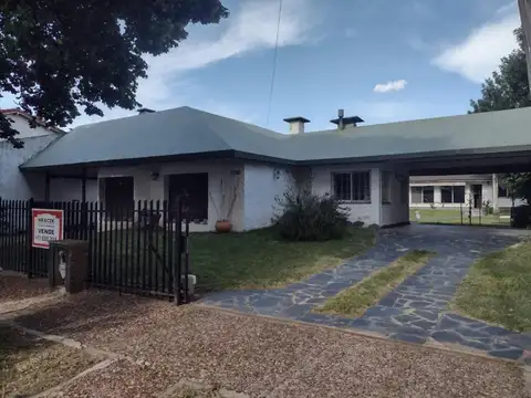 CASA EN VENTA EN CASTELAR SUR . TERRENO 800 MTS 2- QUINCHO-PILETA-