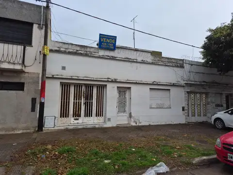 CASA DOS DORMITORIOS Y GARAGE EN BARRIO PARQUE