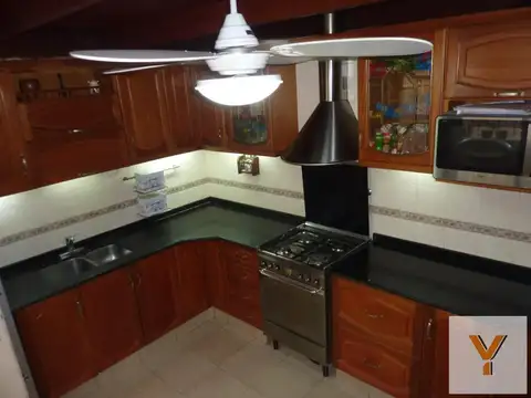Casa en venta - 4 Dormitorios 2 Baños - Monte Castro
