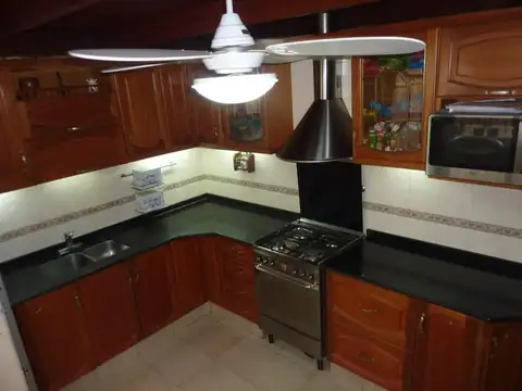 Casa en venta - 4 Dormitorios 2 Baños - Monte Castro