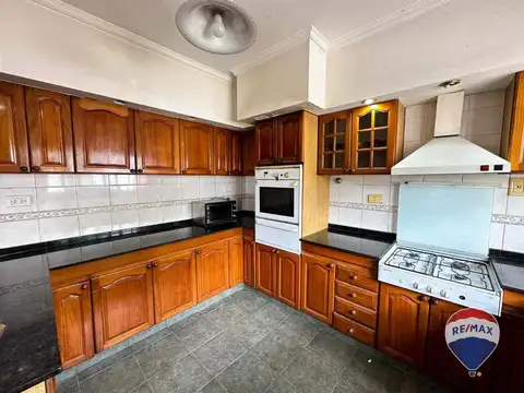 CASA 5 AMBIENTES EN LUIS GUILLON APTA CREDITO