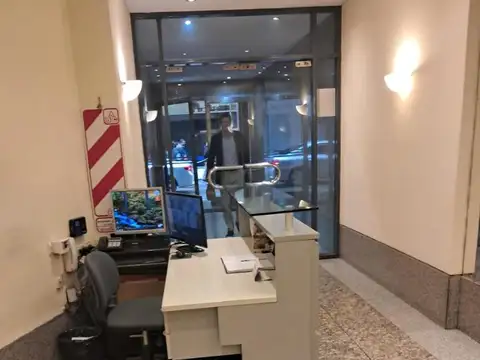 Oficina 6 ambientes con 4 baños