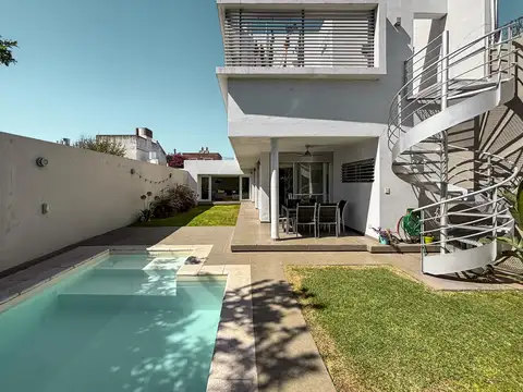 Casa en Venta con 2 cocheras