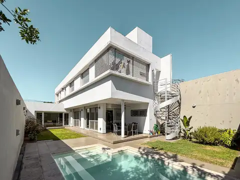 Casa de 3 dormitorios con cocheras, jardín, parrilla y pileta