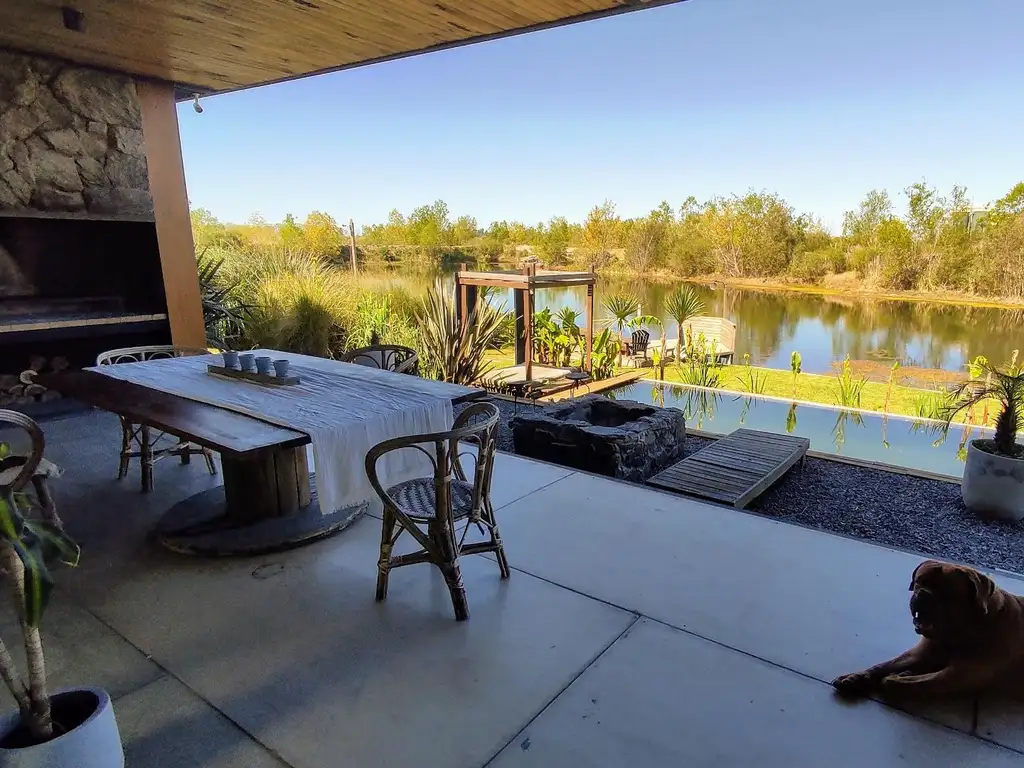 Casa - 230  m² Cubierta | 3 dormitorios | 5 años | 4 baños | 4 ambientes | 4 cocheras