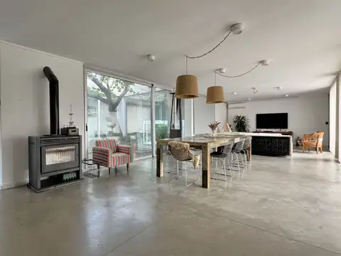 Casa 4 ambientes con 2 baños