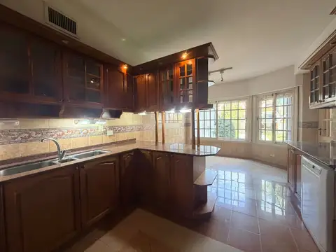 Casa en Alquiler con 6 cocheras