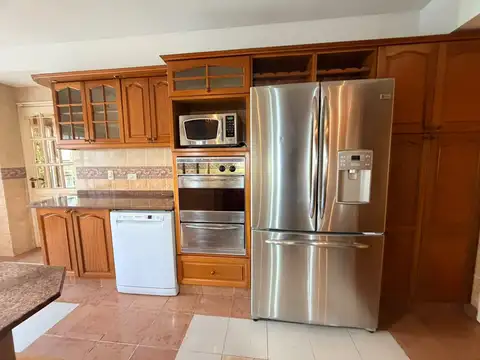 Casa en Alquiler de Categoría en Martinez | 4 Dormitorios | Master Suite | Gran Playroom | Jardín y Pileta