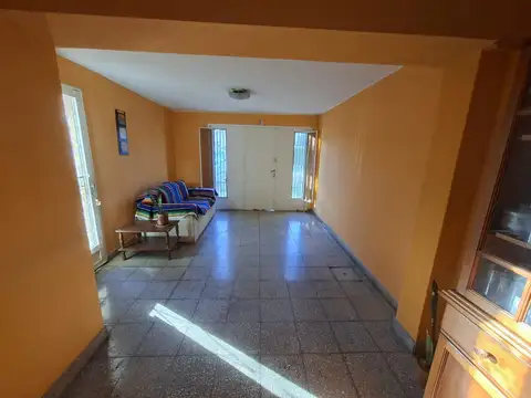Casa 5 ambientes con 1 baño
