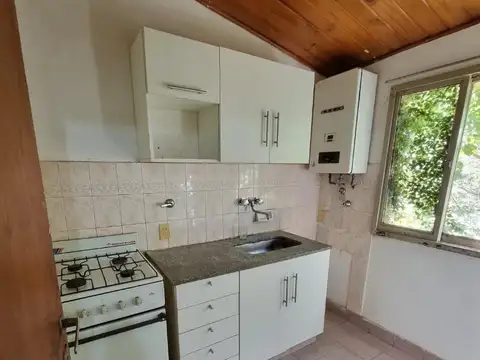 Chacabuco 1900, primer piso de escalera, con patio.