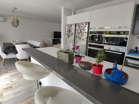 Casa en Venta con 9 cocheras