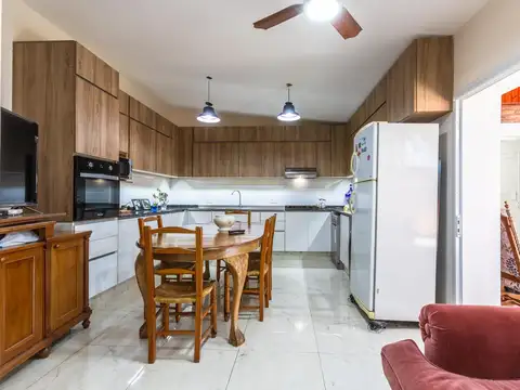 CASA DE 1 DORMITORIO CON COCHERA Y PISCINA EN VENTA FISHERTON