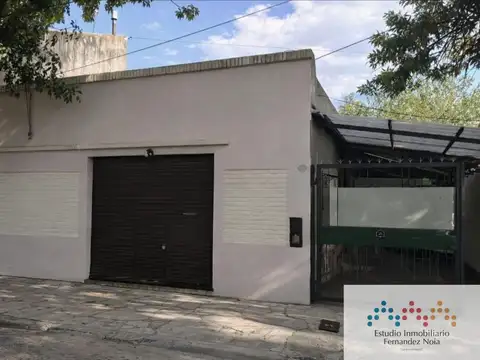 Casa 3 ambientes c/ cochera, jardin y local en Adrogué