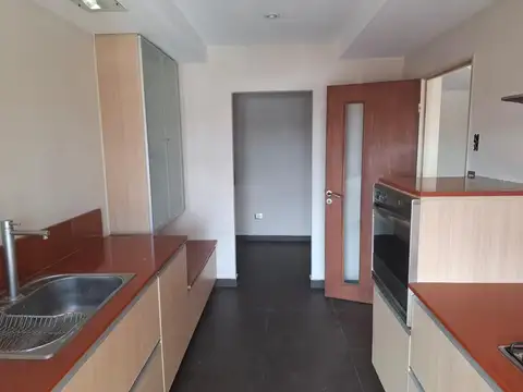 Amplio departamento de 2 dormitorios con cochera. Centrico