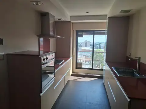 Amplio departamento de 2 dormitorios con cochera. Centrico