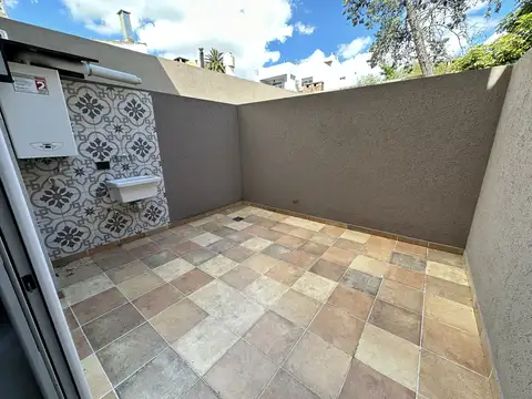 MONOAMBIENTE DE CATEGORIA EN PLANTA BAJA 44 M2, AMPLIO PATIO
