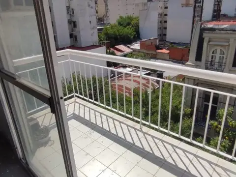 2 AMB AL FRENTE CON BALCÓN  DE 3X1, ORIENTACIÓN ESTE.  LIVING COMEDOR DE 6X3, MUY LUMINOSO, LAVADERO INDEPENDIENTE, PISOS LIVING-COMEDOR Y DORMITORIO 