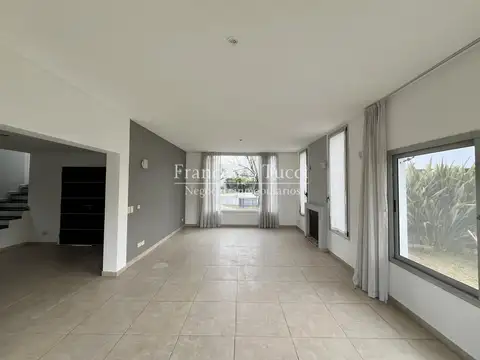 Casa en Alquiler con 2 cocheras