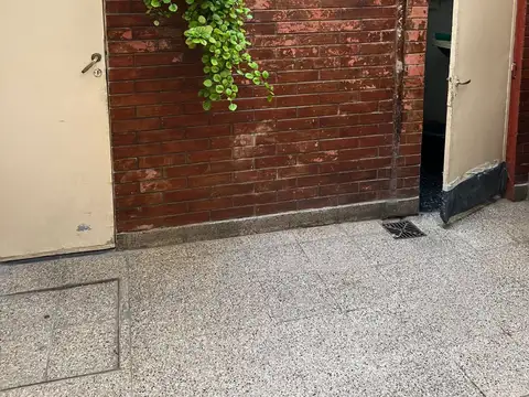 (VER VIDEO TOCAR EN LA FOTO LA CAMARITA CON EL Nro 1) .TIPO CASA AL FRENTE CON GARAGE, PATIO  Y TERRAZA  A MTS DE AV RIVADAVIA