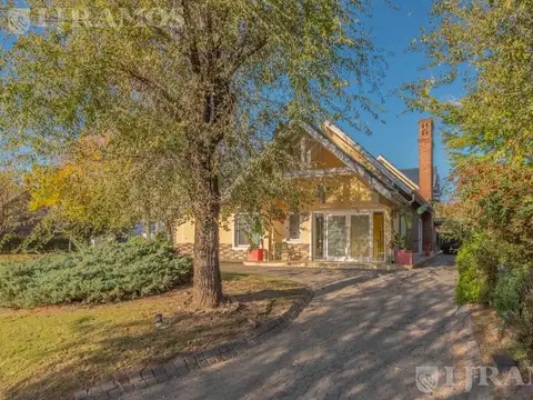 Casa en Venta con 3 cocheras