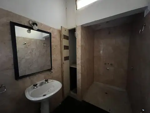 Casa 6 ambientes con 1 baño