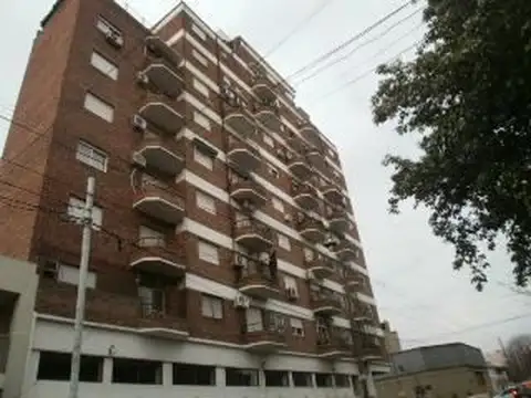 Monoambiente en alquiler en Flores. Amplio. Con Balcon. Cocina separada. Baño completo. Apto Profesional. No aceptan mascota. .