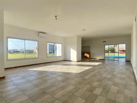 Casa en Alquiler con 4 cocheras
