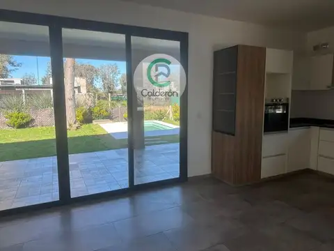 Casa 4 ambientes con 2 baños
