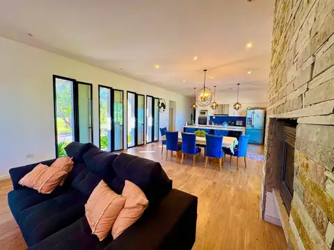 Casa en Venta con 2 cocheras