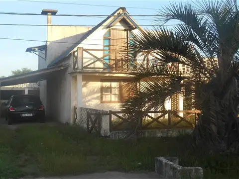 Casa 8 ambientes con 5 baños