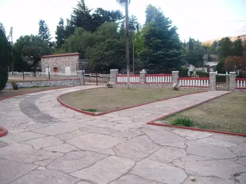 Casa 6 ambientes con 2 baños