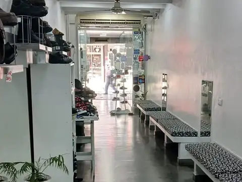 IMPONENTE LOCAL EN VENTA O ALQUILER SOBRE PEATONAL RIVADAVIA