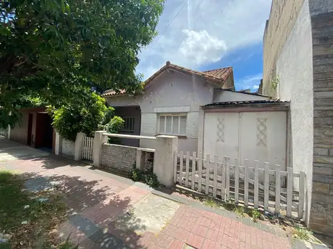 VENTA CASA 3 AMB.COCHERA A RECICLAR APTO CREDITO.