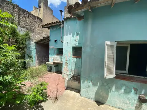 VENTA CASA 3 AMB.COCHERA A RECICLAR APTO CREDITO.