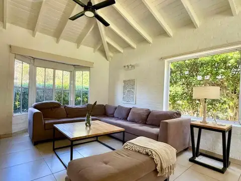 Casa de 6 ambientes con pileta en venta