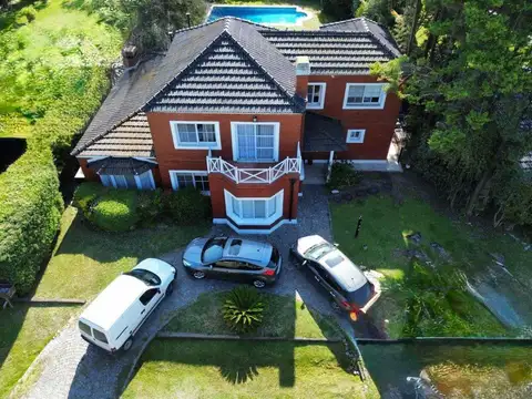 Casa de 6 ambientes con pileta en venta