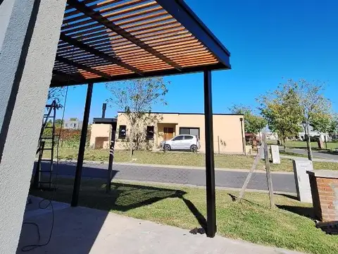Casa en Alquiler con 2 cocheras
