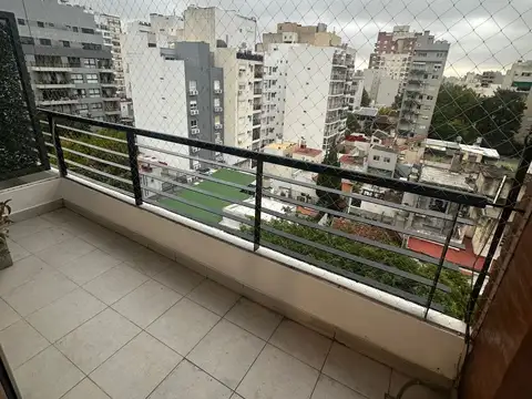 Excelente dto monoambiente al frente con balcón y cochera. Luminoso., excelente estado.