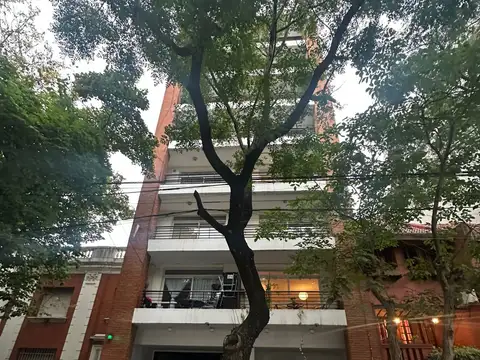 Excelente dto monoambiente al frente con balcón y cochera. Luminoso., excelente estado.