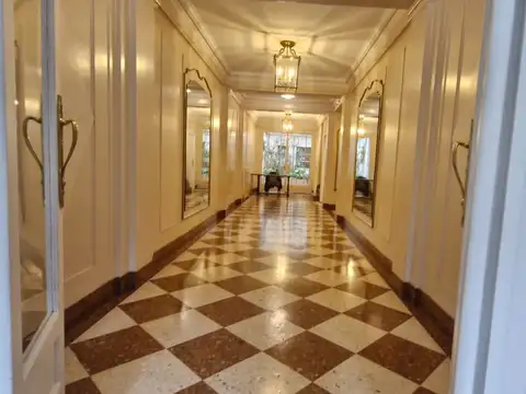 En Excelente Ubicación, Dentro De Casco Histórico De Buenos Aires, Manzana De Las Luces Y Toda La Atraccíón Y Encanto Que Entraña Dicha Zona. Edificio De Categoría, 3 Amb. Dep- Servicio, A La Calle. Av. Belgrano 300 - 600, Capital Federal