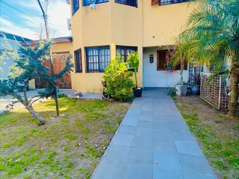 Casa en  La Plata- Los Hornos