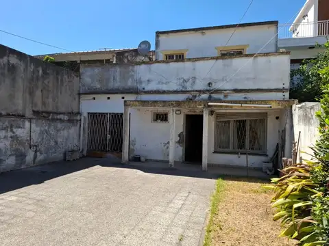 CASA DE 2 DORM., C/PATIO DELANTERO Y COCHERA CUBIERTA