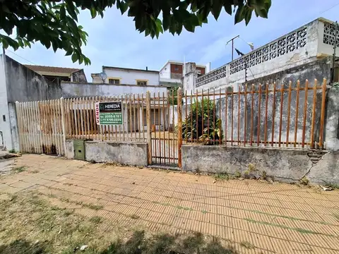 CASA DE 2 DORM., C/PATIO DELANTERO Y COCHERA CUBIERTA