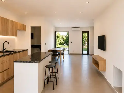 Casa en Alquiler con 2 cocheras