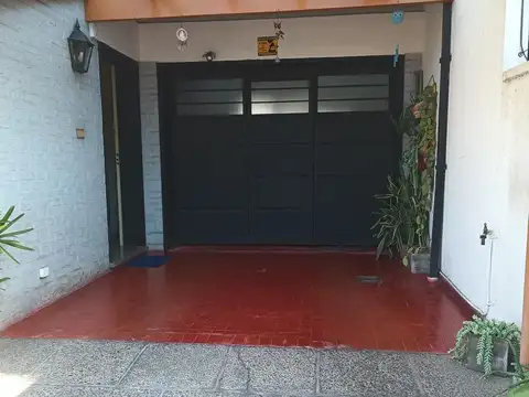 Casa en Venta con 3 cocheras