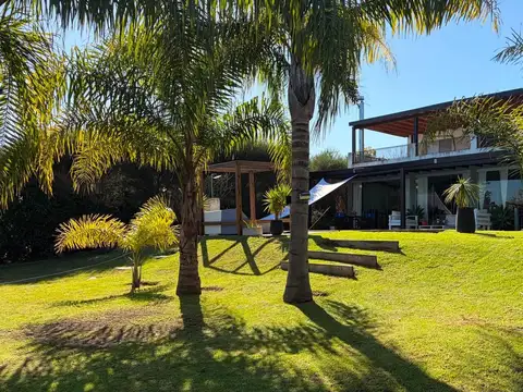 Casa 5 ambientes con 4 baños