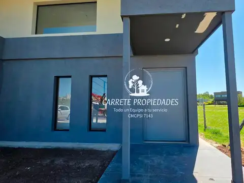 Casa en venta 4 ambientes y Escritorio. Lote Central fondo a verde. Santa Lucia. 100