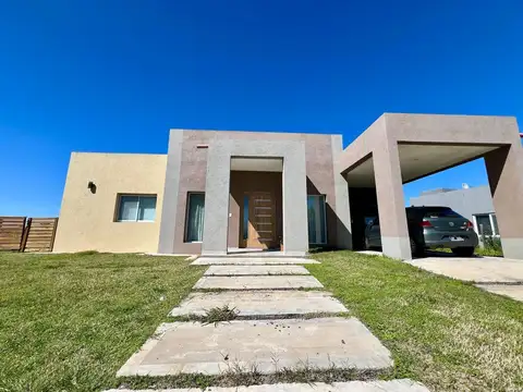 Casa venta en Pilar Del Este 3 dormitorios en una planta galería parrilla lote interno 943 mts